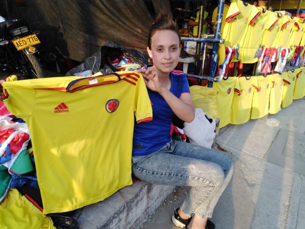 Las cachaquitas ofreciendo sus productos como las camisetas de la Selección Colombia., en Barranquilla