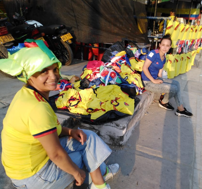 Las cachaquitas ofreciendo sus productos como las camisetas de la Selección Colombia., en Barranquilla