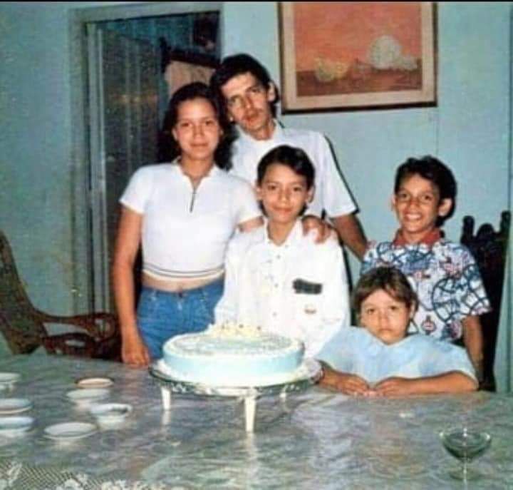Iván Meneses con sus padres y hermanos