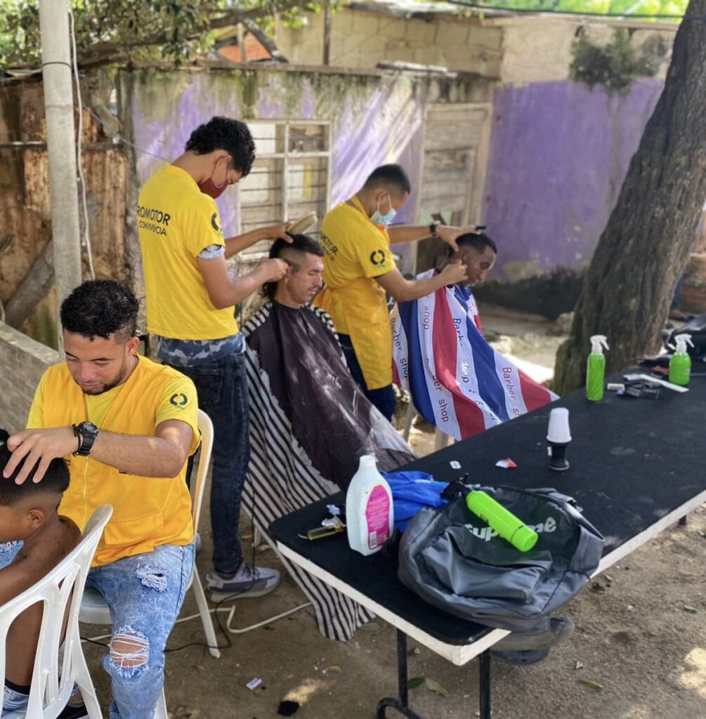 Jóvenes del programa "Vuelve y Juega", prestando el servicio de barbería en barrios de Barranquilla