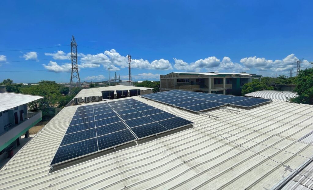 Paneles solares en la cubierta de la Institución Educativa Distrital Simón Bolívar sede 2, de Barranquilla