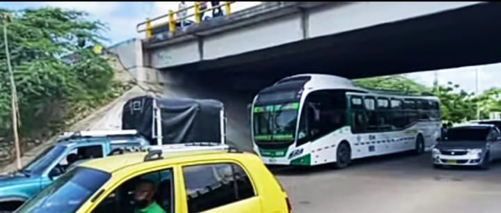Bloqueo vías de Barranquilla en protesta por ola de asesinato de conductores de buses.