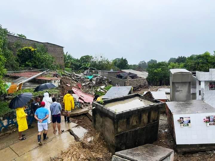 Este es el panorama actual del cementerio de Piojó, Atlántico tras ser arrasado por el deslizamiento e inundado por el torrencial aguacero