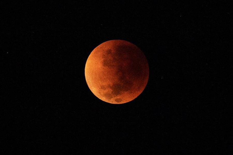 Luna roja en Río de Janeiro, Brasil.  Foto: Carl de Souza / AFP 