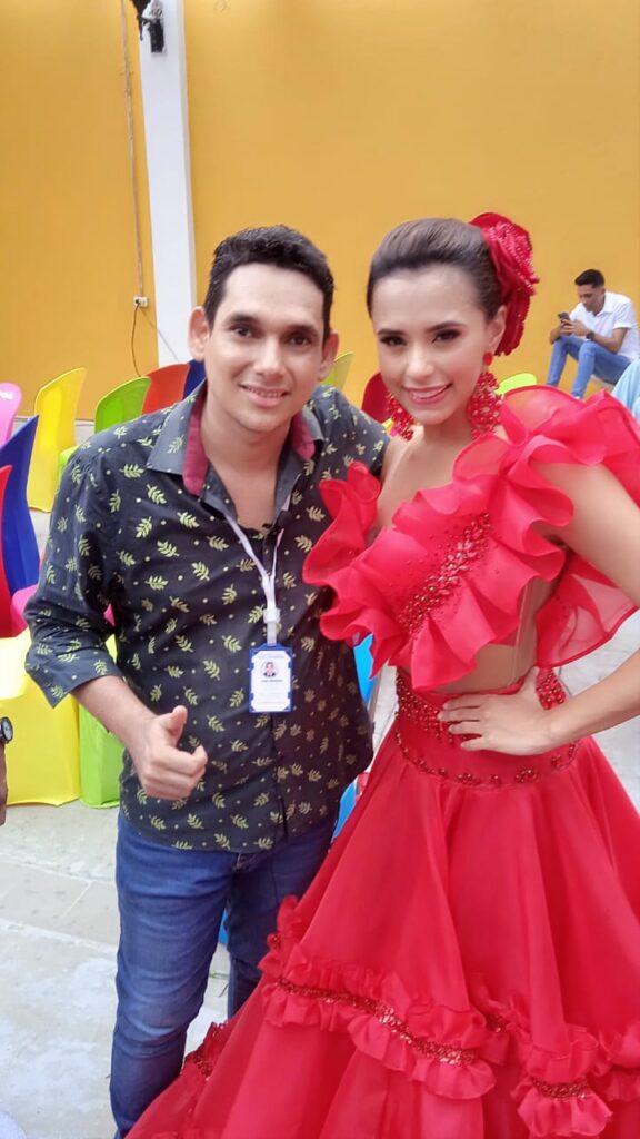 Iván Meneses el periodista de moda con Natalia de Castro, reina del carnaval 2023.