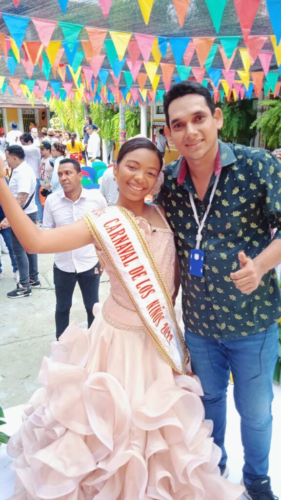 Iván Meneses, el periodista de moda y Tahiana Rentería Reina infantil del carnaval 2023