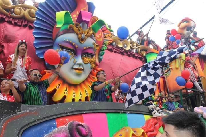 comparsa del Carnaval de Negros y Blancos en las calles de Pasto 2023