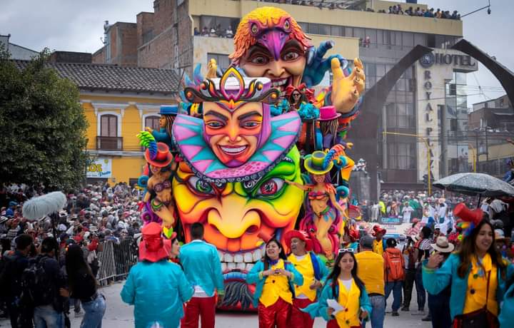 comparsa del Carnaval de Negros y Blancos en las calles de Pasto 2023