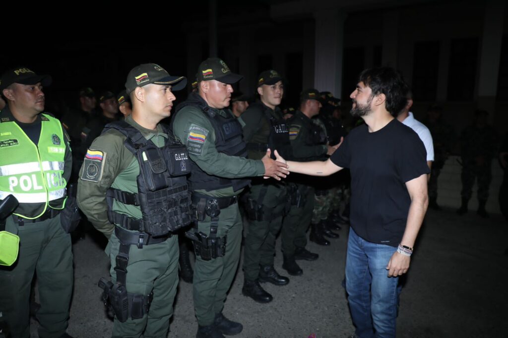 Jaime Pumarejo saludando a las fuerzas militares