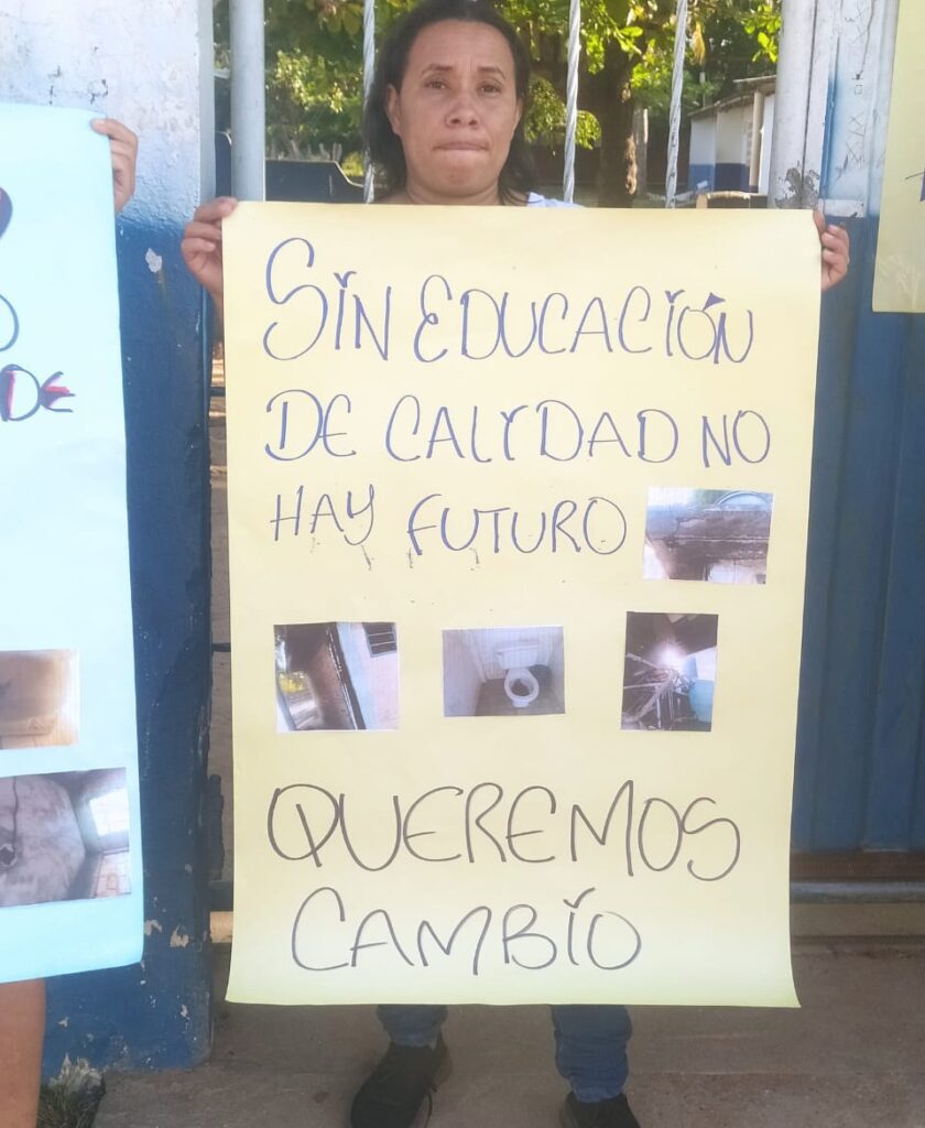 Karina Nuñez, madre de familia exige una educación de calidad para los estudiantes.