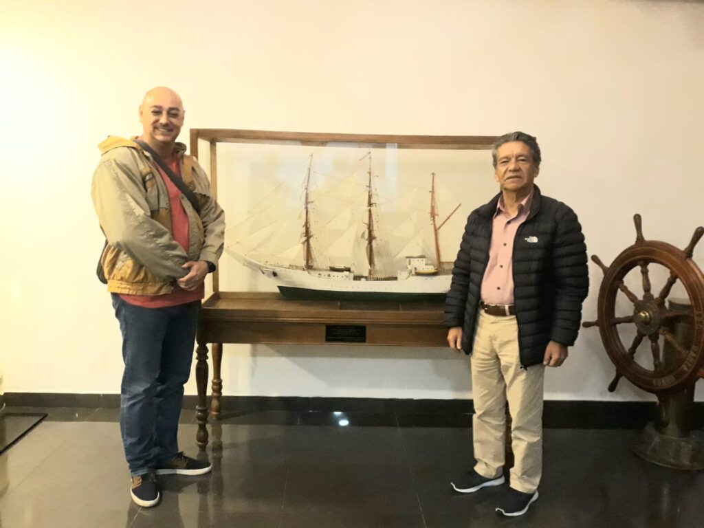 El Capitán de Fragata Carlos Andrés Martínez y el Ingeniero Gerardo  Rosero Pérez Presidente de la Corporación Panamazónica.