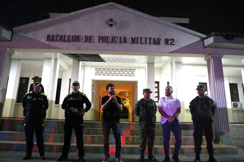 Alcalde de Barranquilla en su visita al batallón de policía militar No. 2