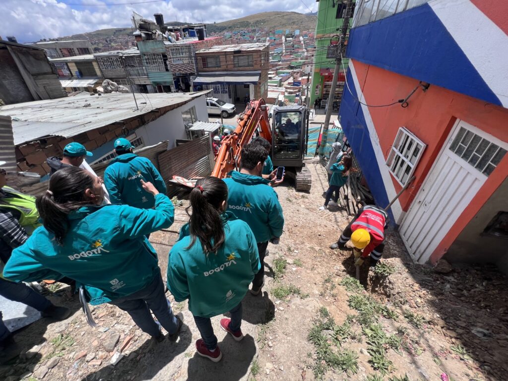 Inicio de obras en el Barrio Caracolí de la localidad de Ciudad Bolívar en  Bogotá,  en beneficio a más de 21 mil ciudadanos de estratos 1 y 2.