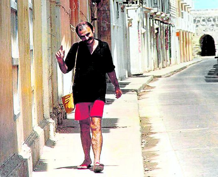 Poeta Raul Gomez Jattin, en las calles de cartagena. Foto de Juan Diego Duque.