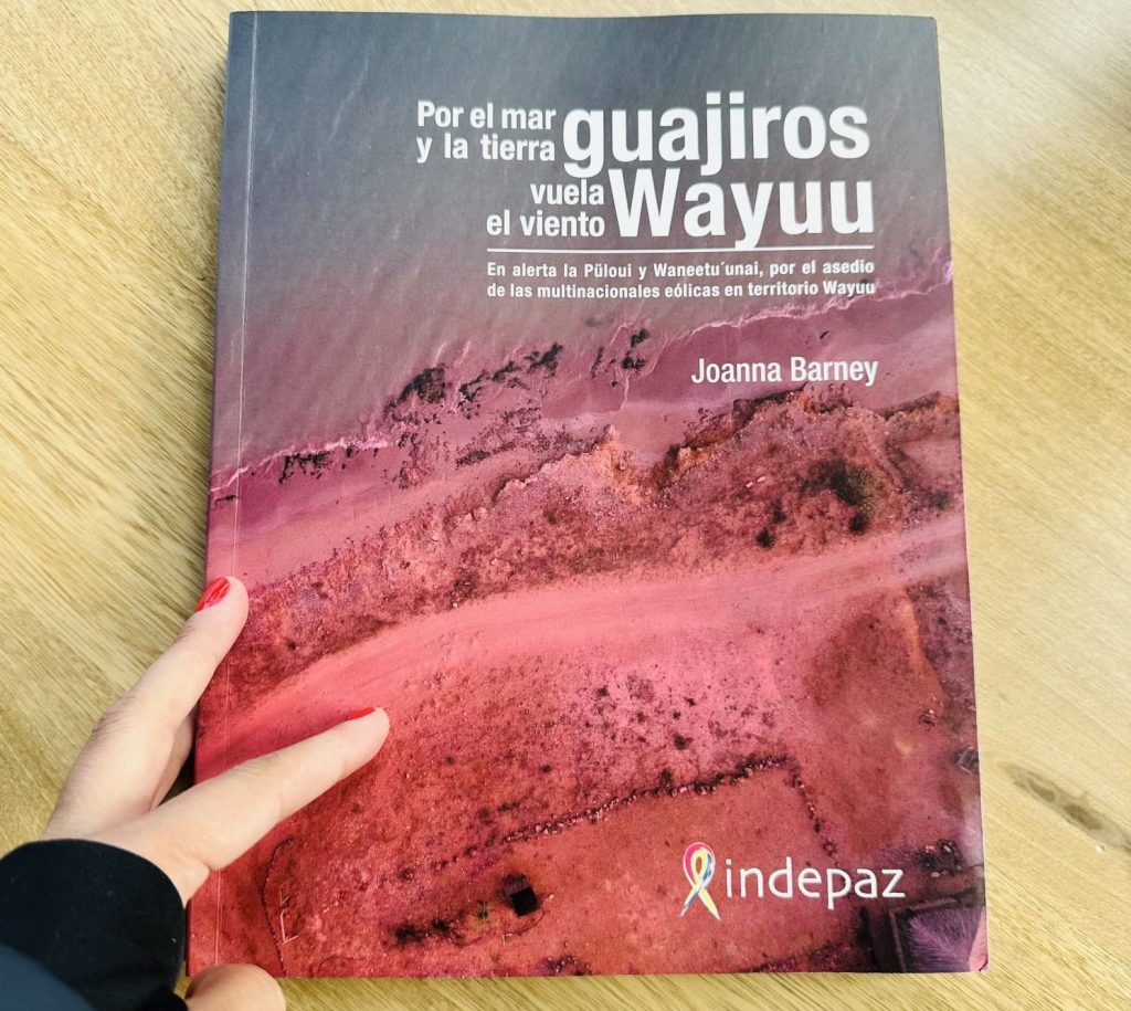 Libro Por el mar y la tierra vuela el viento Guajira Wayuu de Joanna Barney