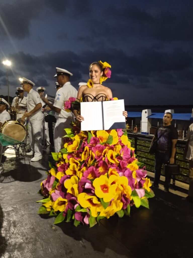 Melissa Cure Villa  muestra el decreto que la confirma como reina oficial del Carnaval  de Barranquilla 2024