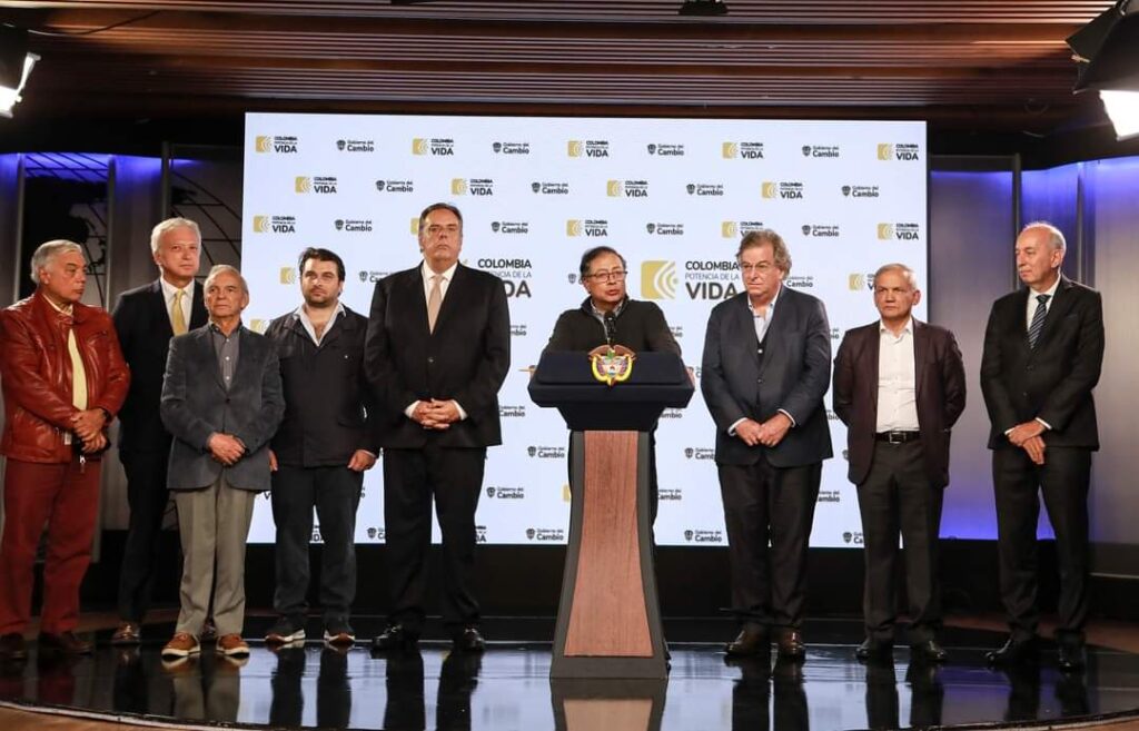 El presidente de Colombia, Gustavo Petro, y un grupo de los principales empresarios del país