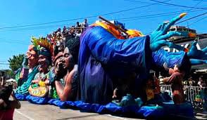 Carroza "Contra viento y marea" premiada en el Carnaval de Blancos y Negros de Pasto 2024, desfilando en el carnaval de Barranquilla, reducida en su altura.