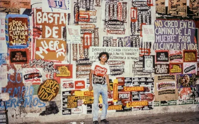 Herbert Rodriguez frente a uno de sus murales Arte-Vida realizados en 1989.