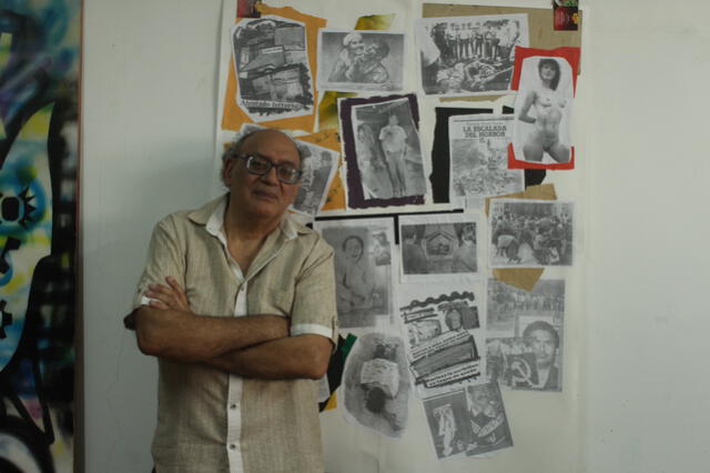 Herbert Rodríguez frente a un conjunto de afiches en su casa en Chorrillos.