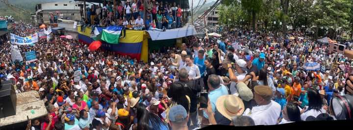 Maria Corina Machado en manifestación con seguidores de su partido político.