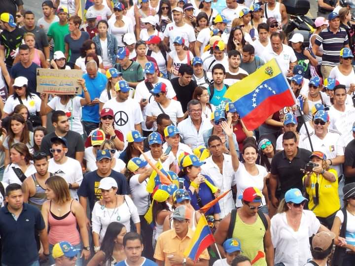 Maria Corina Machado en manifestación con seguidores de su partido político.