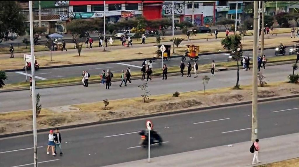 Vias en Colombia sin vehículos. Las motos se sumaron al paro del sector transportador que supera las 30 horas.