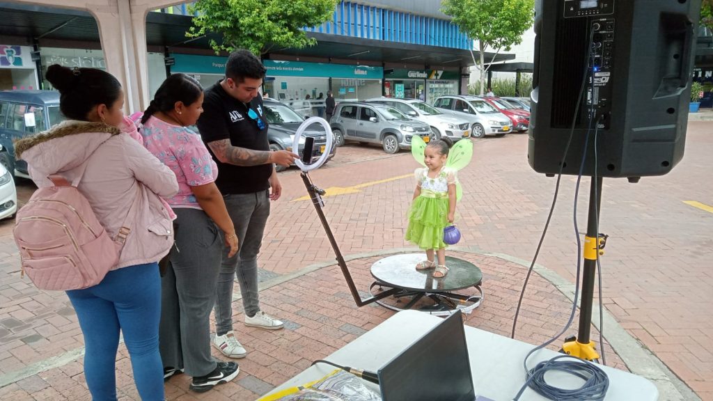 Toma de fotos giratoria en La celebración del día de Halloween en el centro comercial Plaza Mayor del municipio de Chía- Cundinamrca