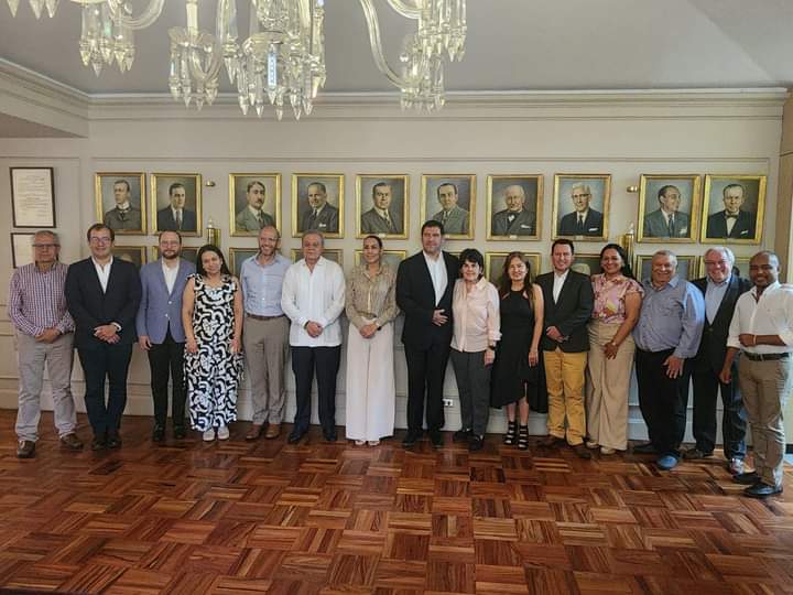 De izquierda a derecha (el sexto de blanco) Ovidio Claros, elegido presidente de Confecamaras. -Uno de los gremios económicos más importantes de Colombia -