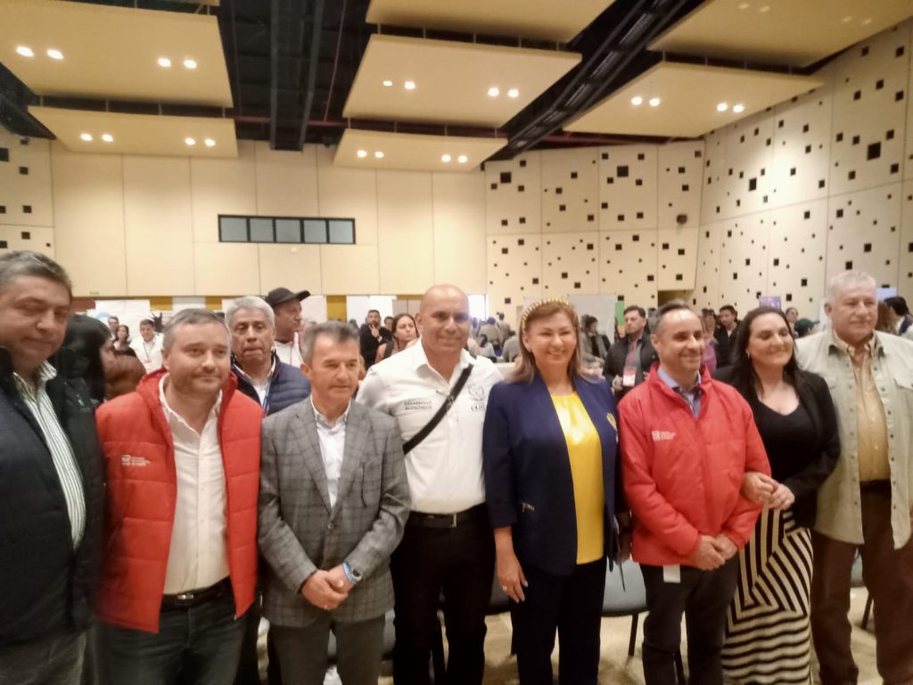 El Secretario de Desarrollo Económico de Cajica Luis Hernán Vargas (en el centro de blanco) junto a la Alcaldesa Fabiola Jacome, liderado foro de emprendimiento en el Centro de Convenciones del municipio.