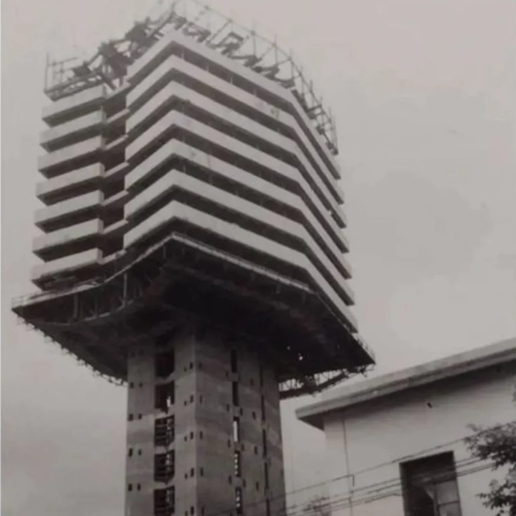 Desarrollo de construcción del Edificio UGI a principios de los años 70 en Bogotá. Abajo, el núcleo central de la construcción. Arriba, más de 10 pisos montados de arriba hacía abajo. Foto: Colección H. Vargas Rubiano e Hijos