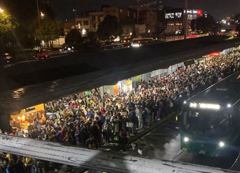 Ciudadanos en en espera de los buses de transmilenio e intermunicipales repesados por las fuertes lluvias, noviembre 6 de 2024