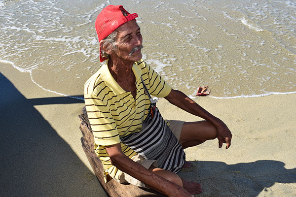 Tiburcio’, el man que levantó a ‘muñeca’ al tiburón que lo mordió