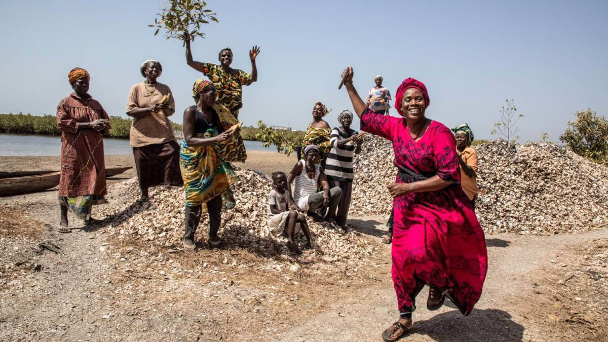 Isatou Ceesay y mujeres recicladoras en el Centro de Reciclaje de N´Jau, en Gambia- Africa.
