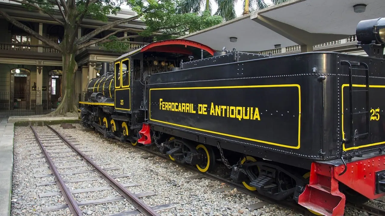 locomotora como recordatorio de lo que alguna vez fue esa estación y de la importancia que tuvo el ferrocarril en el departamento de Antioquia