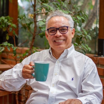 Enrique Herrera araujo y su postcast Café con Quique,