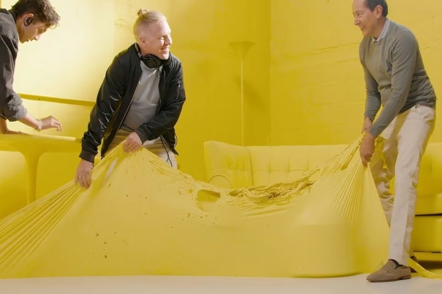 Empresa Glasst Innovation, en Medellín, Inventaron la primera pintura que puedes despegar de la pared, El producto se llama Unpaint, que al traducirlo es algo como “despintar”.