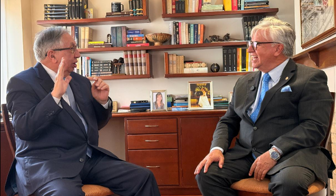 el Coronel (r) Carlos A.Velasquez. acompañado por el abogado de la Universidad del Rosario José Vicente Sánchez, especializado en Derecho Electoral