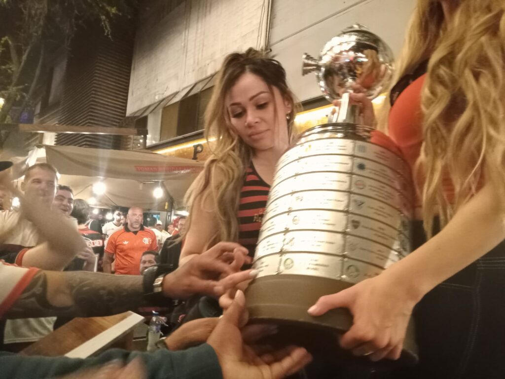 Celebración de los aficionados del Flamenco por el título de campeon de la copa libertadores 2025