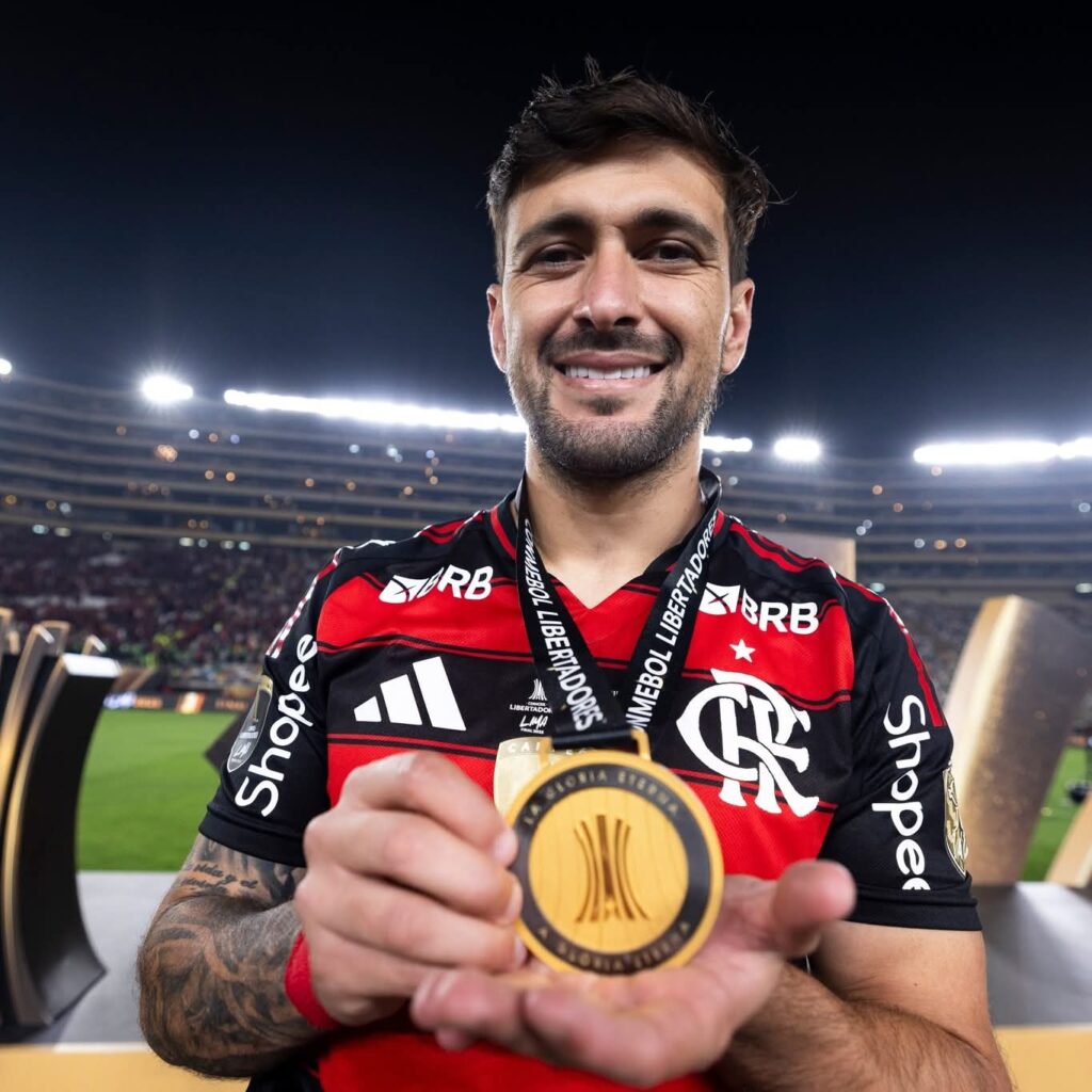 Giorgian de Arrascaeta jugasdor  del Flamengo muestra la medalla obtenida después del partido final de la Copa CONMEBOL Libertadores 2025 entre Palmeiras y Flamengo en el Estadio Monumental de Lima-Perú, el 29 de noviembre de 2025.
