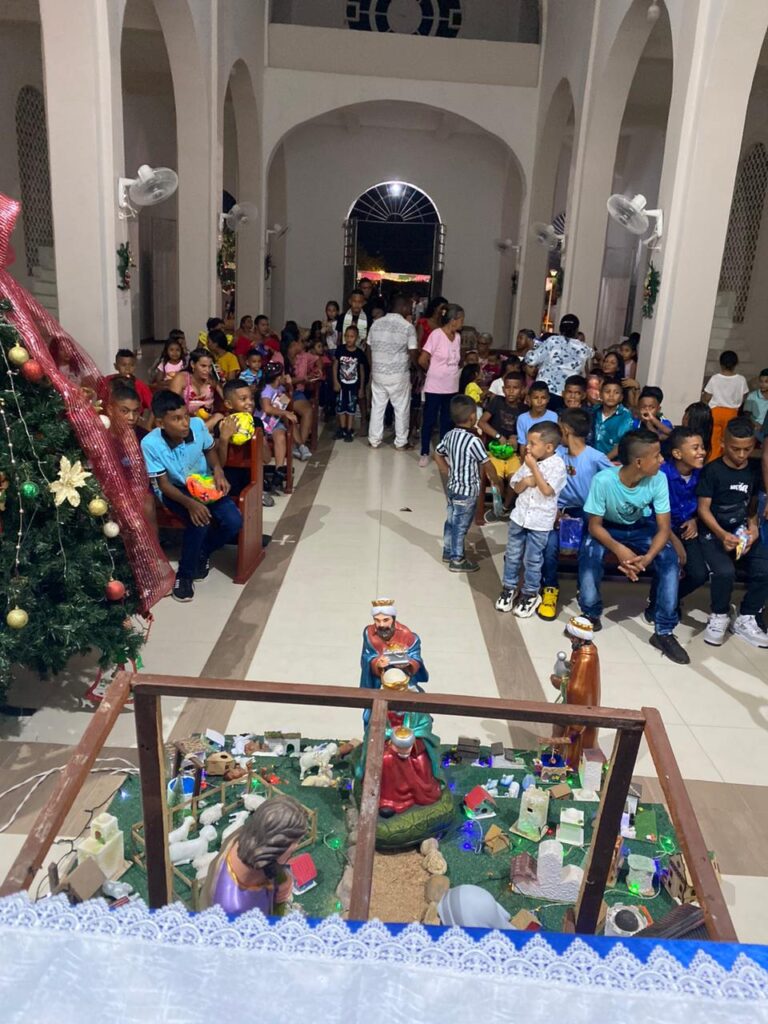 Niños y niñas de Zapatosa-Cesar, recibiendo regalos en navidad gracias a la capaña navideña "Alegrando pequeños corazones"