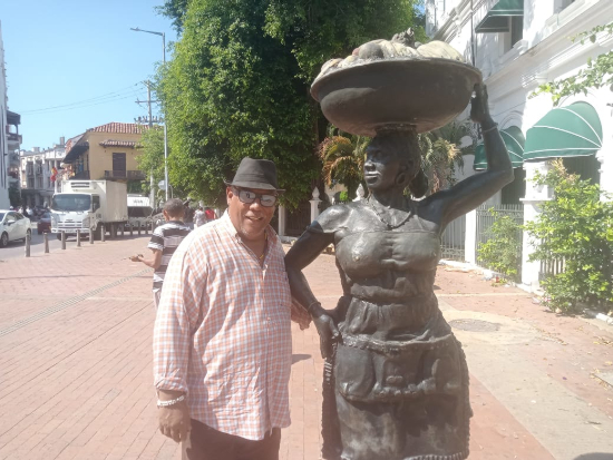 El periodista Guillermo Lozano, (experto en turismo con amplia experiencia en Estados Unidos y Colombia) recorriendo las calles de Cartagena