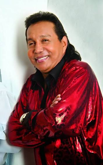 Diomedes Díaz vistiendo la brillante camisa roja que inmortalizó en la carátula del álbum ‘La Vida del Artista’. Un detalle inolvidable de la producción que cerró el legado musical del 'Cacique de la Junta'. ¡Q.E.P.D.!"