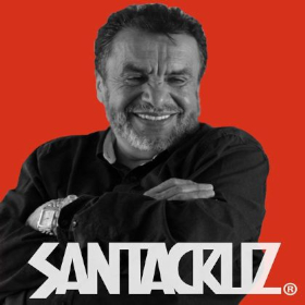Carlos Santacruz nació en San Juan de Pasto-Nariño. Pintor, escultor y muralista del país