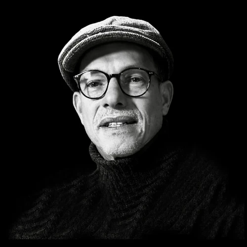 Sociólogo. Abogado. Literato y ensayista. Profesor de la Escuela de Cultura de Paz de la Universidad Autónoma de Barcelona.