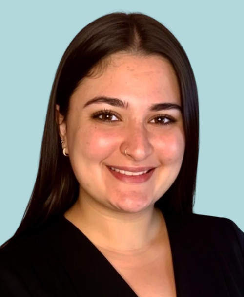 Profesional en Cine y Televisión. Especializada en Marketing. Poetisa. Premio Nacional Tayrona de Poesía. Columnista