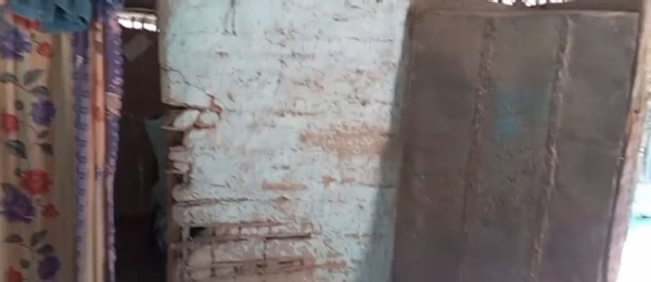 Detalle del deterioro en las paredes de bareque de la vivienda.