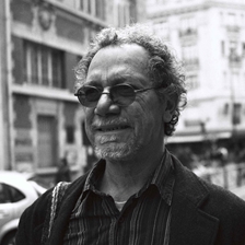 Julio Olaciregui nació en Barranquilla. Escritor y periodista colombiano radicado en Francia. Destaca por sus novelas como Vestido de bestia y Los domingos de Charito, además de adaptar La Mansión de Araucaima.