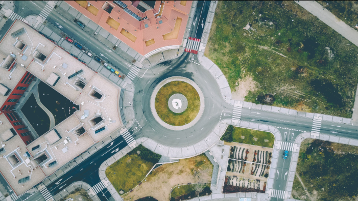 https://pixnio.com/es/arquitectura/calle/reflexion-camino-arquitectura-edificios-ciudad-calle-agua